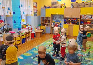 Dzieci w sali tańczą w parach